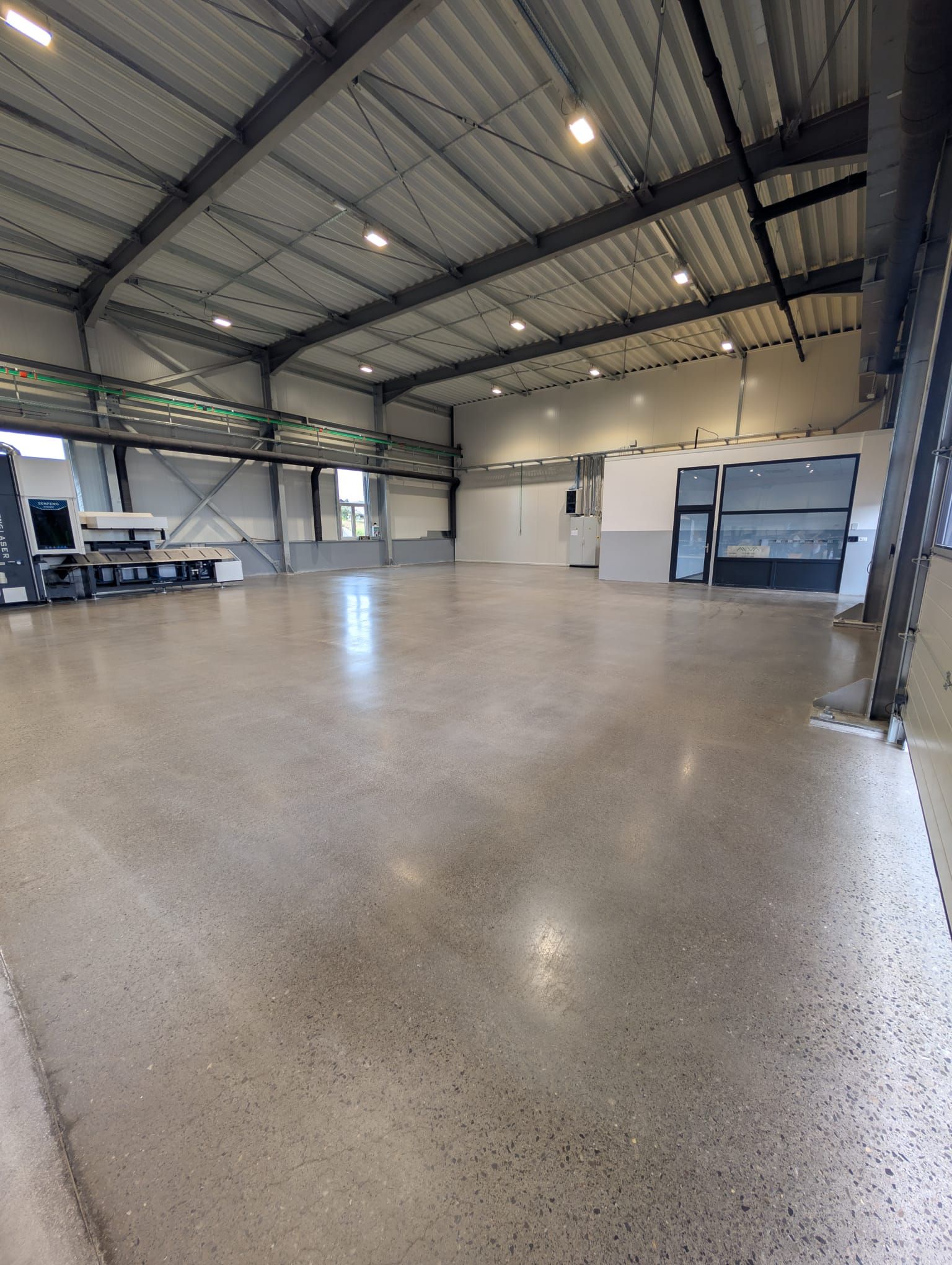 Brušen in poliran betonski tlak: industrijska hala, površina z vidnim agregatom