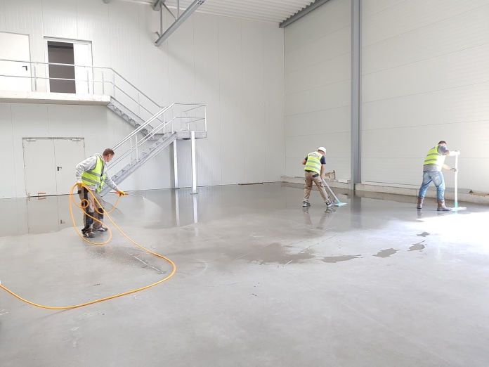 Applying the impregnating agent to a new concrete floor