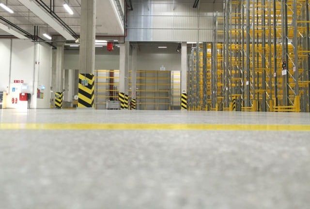 DB Schenker: Warehouse floor with marked traffic aisles