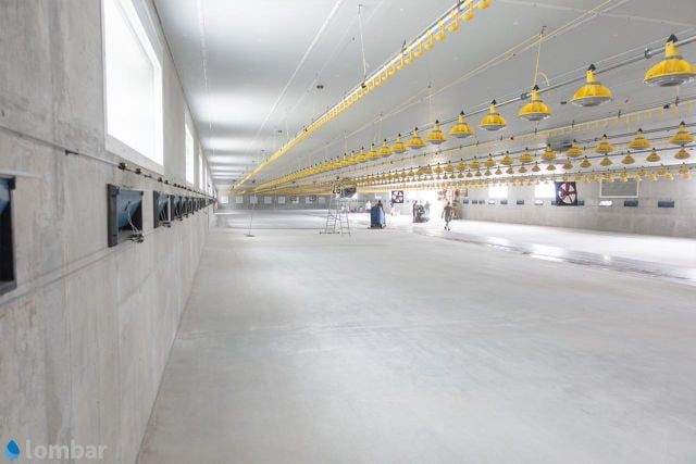 Agricultural building with a concrete floor for regular wet cleaning