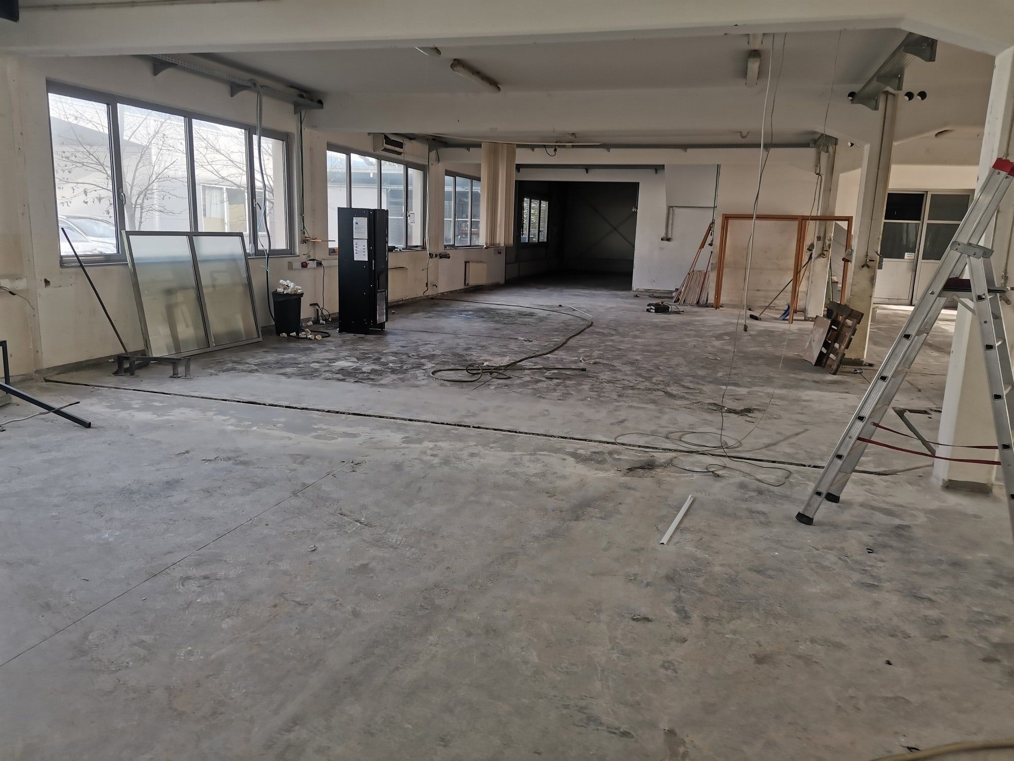 Before: Industrial hall, existing floor: grinding and Lithurin Formula