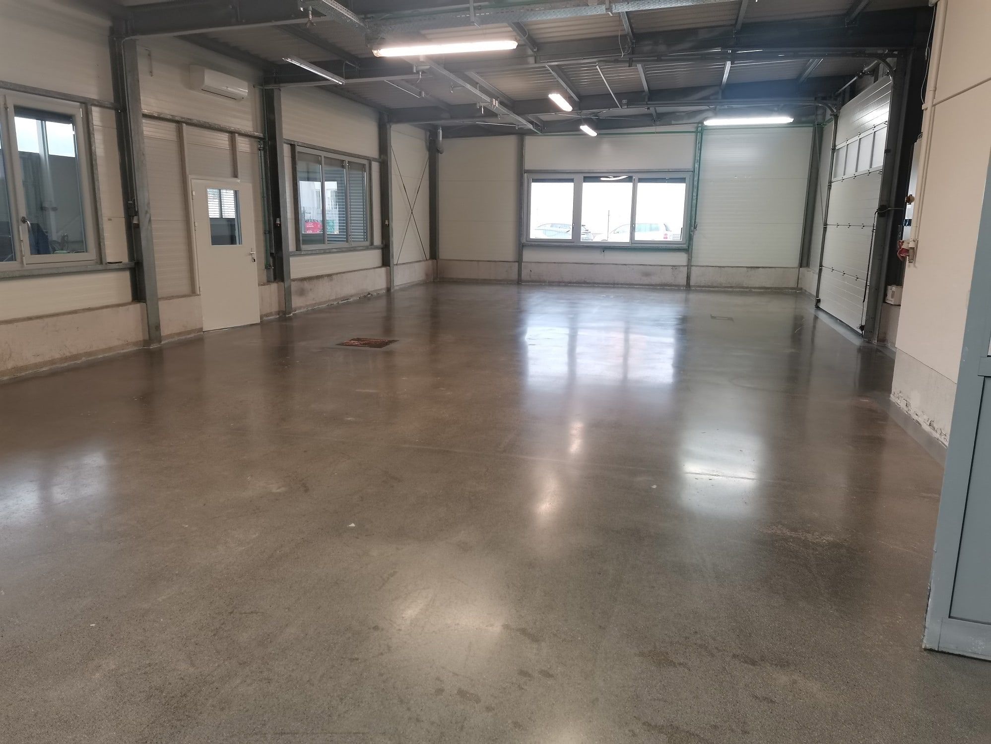 After: Same hall, another area: from oil-soaked concrete to a sealed surface