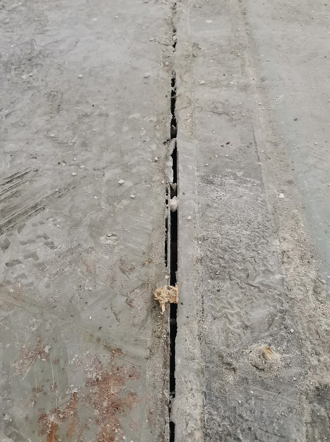 Before: Joint and traffic aisle: before grinding and after treatment